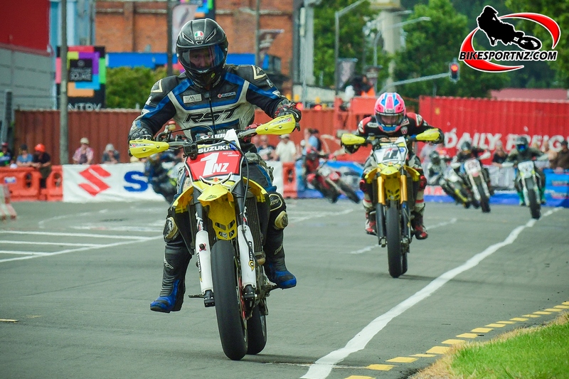 The Supermoto class was a crowd favourite on the public streets of Whanganui on Boxing Day, with UK rider Davey Todd (Suzuki RM-Z450 letter D) and local Whanganui hero Richie Dibben (Suzuki RM-Z450 No.1) close through every twist and turn.